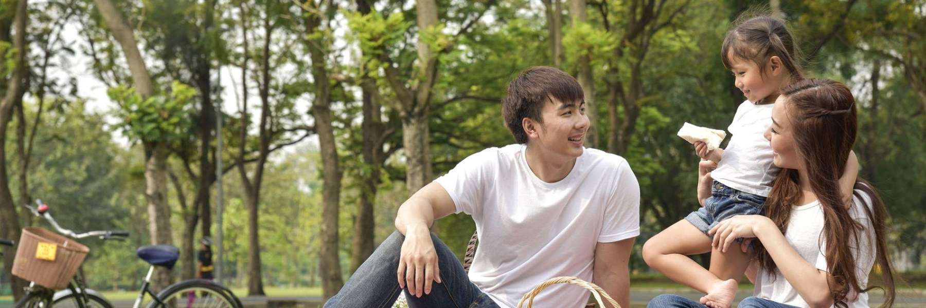 parents with child in a park | coffs harbour dentist bulk billing